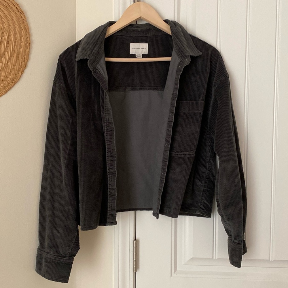 AMERICAN EAGLE cropped corduroy shacket. Buttons up